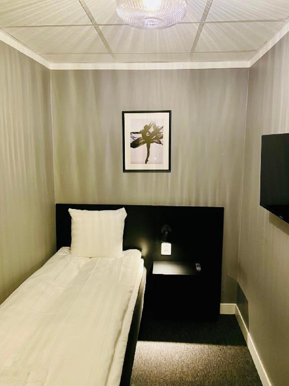 ROOM, SINGLE, NO WINDOW