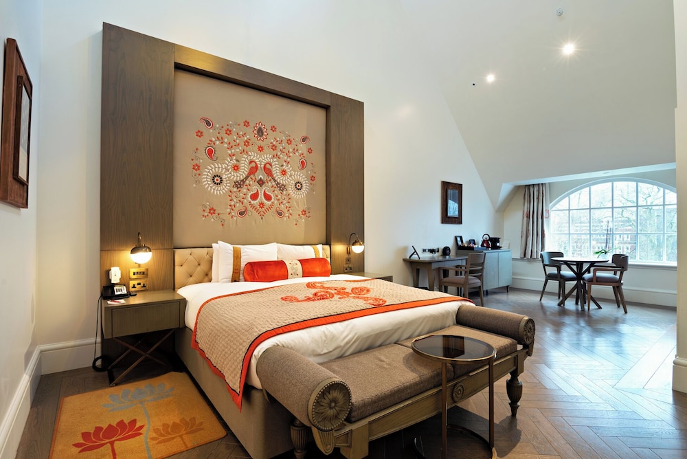 LAMBETH, SUITE