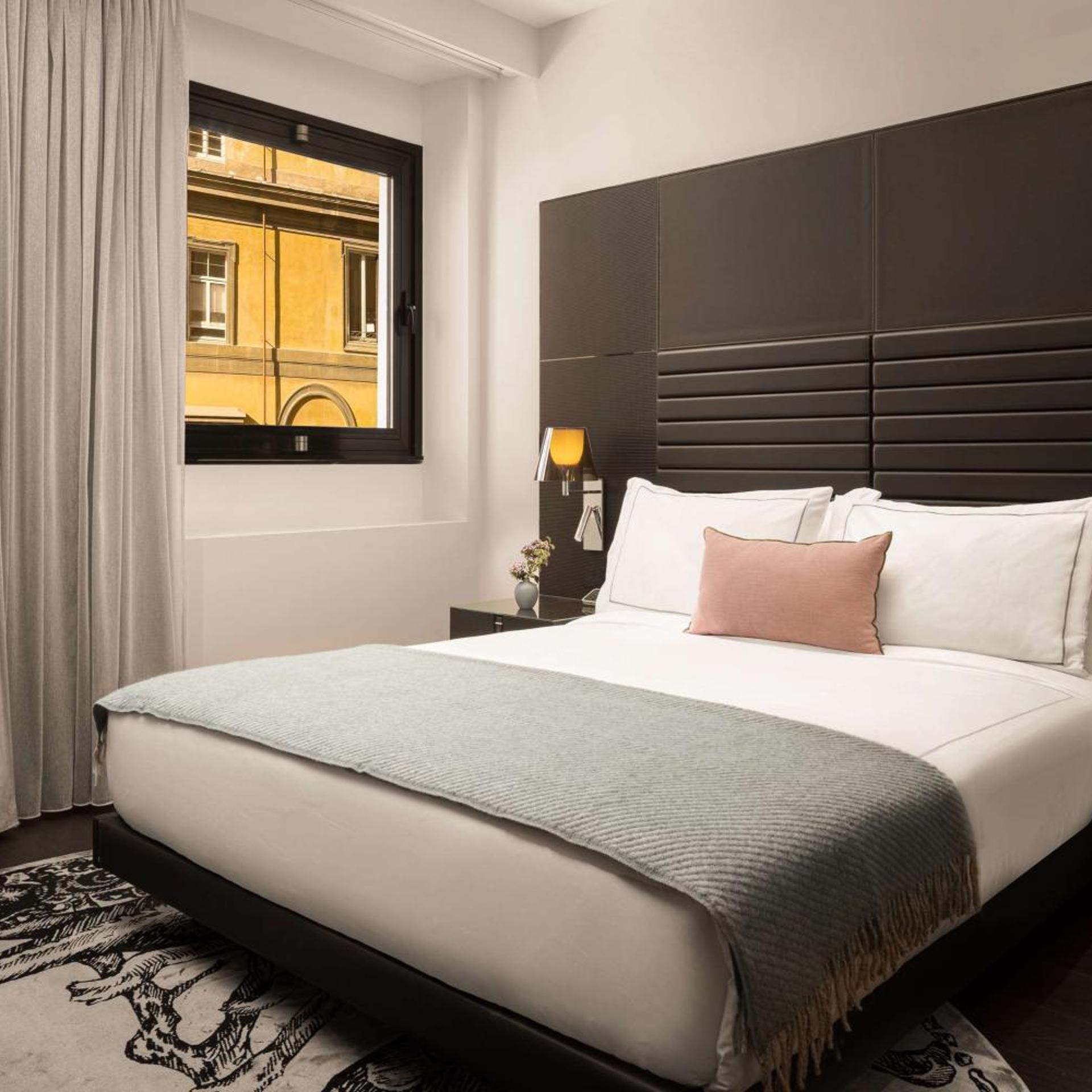 ART, QUEEN BED