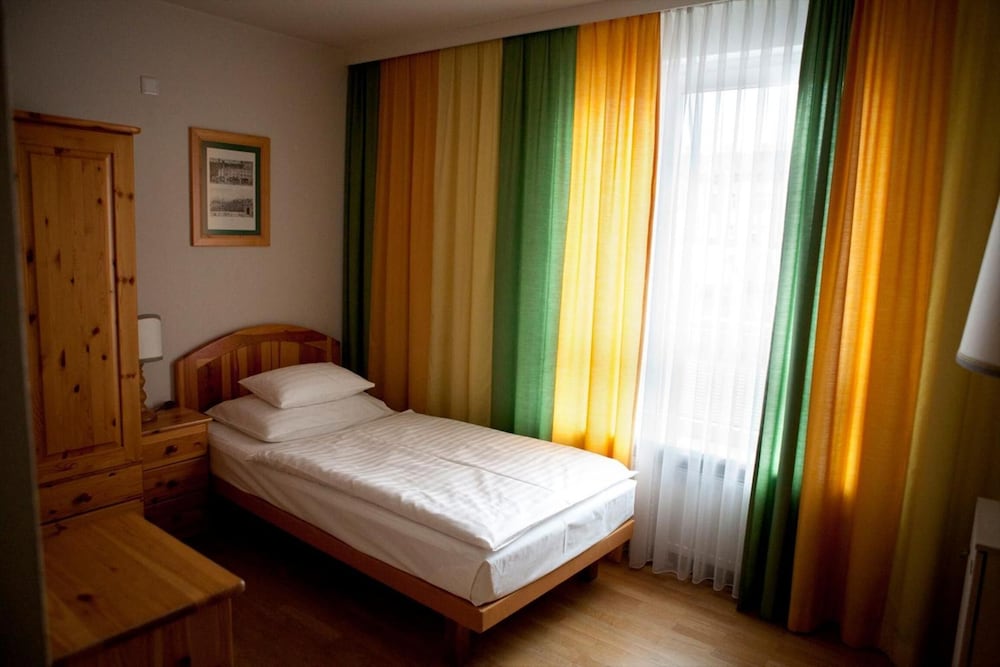 ROOM, SINGLE