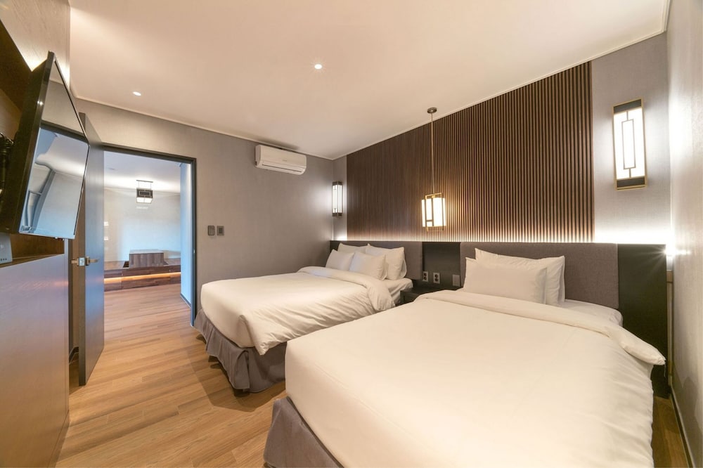 Royal, Suite, 2 Double and Twin Beds