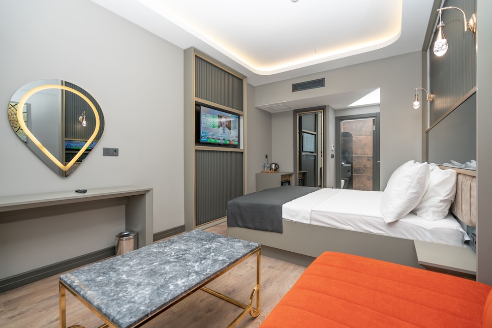 216 Ruby Suite 18/43