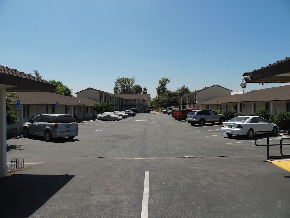 Hi-Way Host Motel 2/56