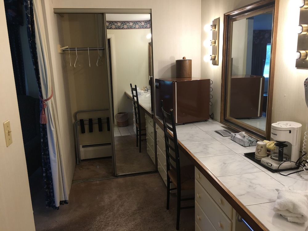 Weathervane Motel 23/70