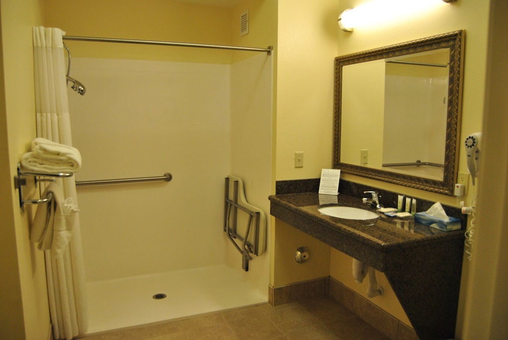 Staybridge Suites Lansing-Okemos 34/84