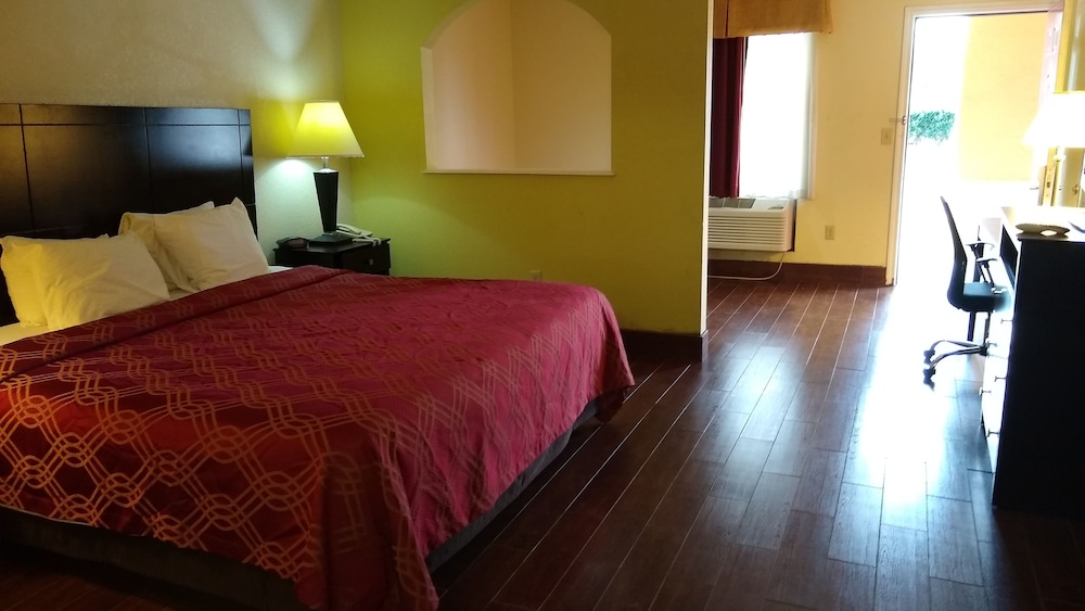 Econo Lodge Inn & Suites West - Energy Corridor 14/43