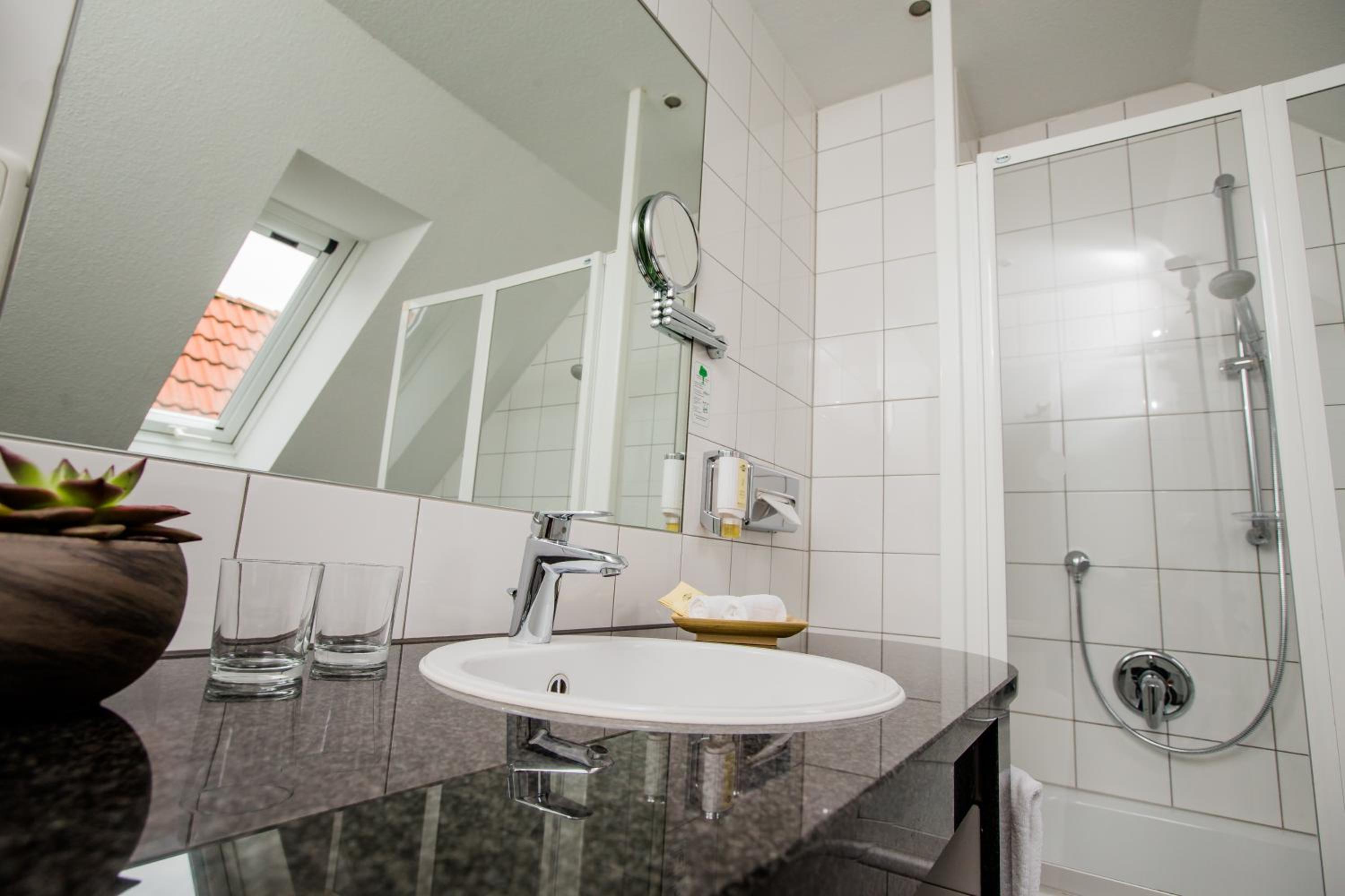 غرفة كلاسيكية بسرير مزدوج، Seehotel Niedernberg - Das Dorf am See 7/10