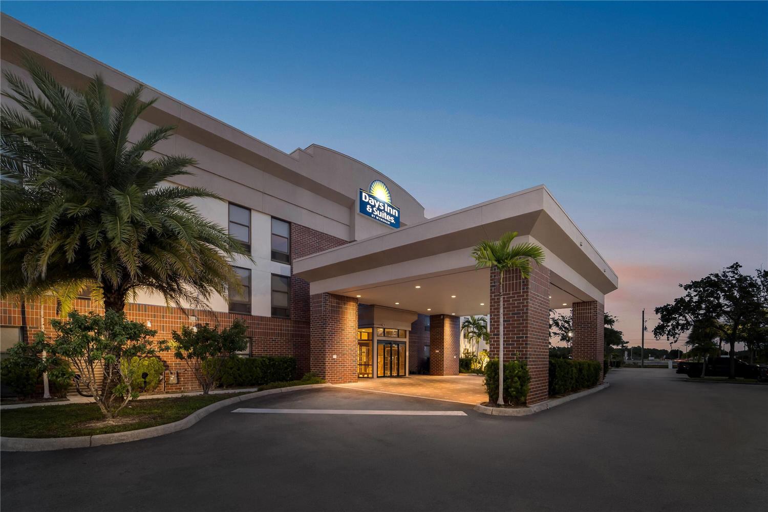 Days Inn Suites By Wyndham Fort Myers Near Jetblue Park 2/43