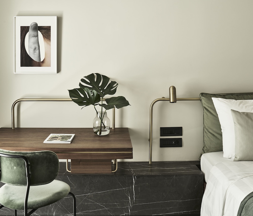 Perianth Hotel 56/61