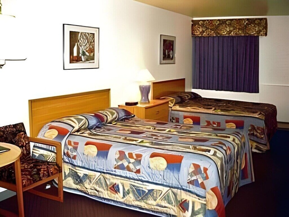 FAMILY, 2 QUEEN BEDS, SMOKING