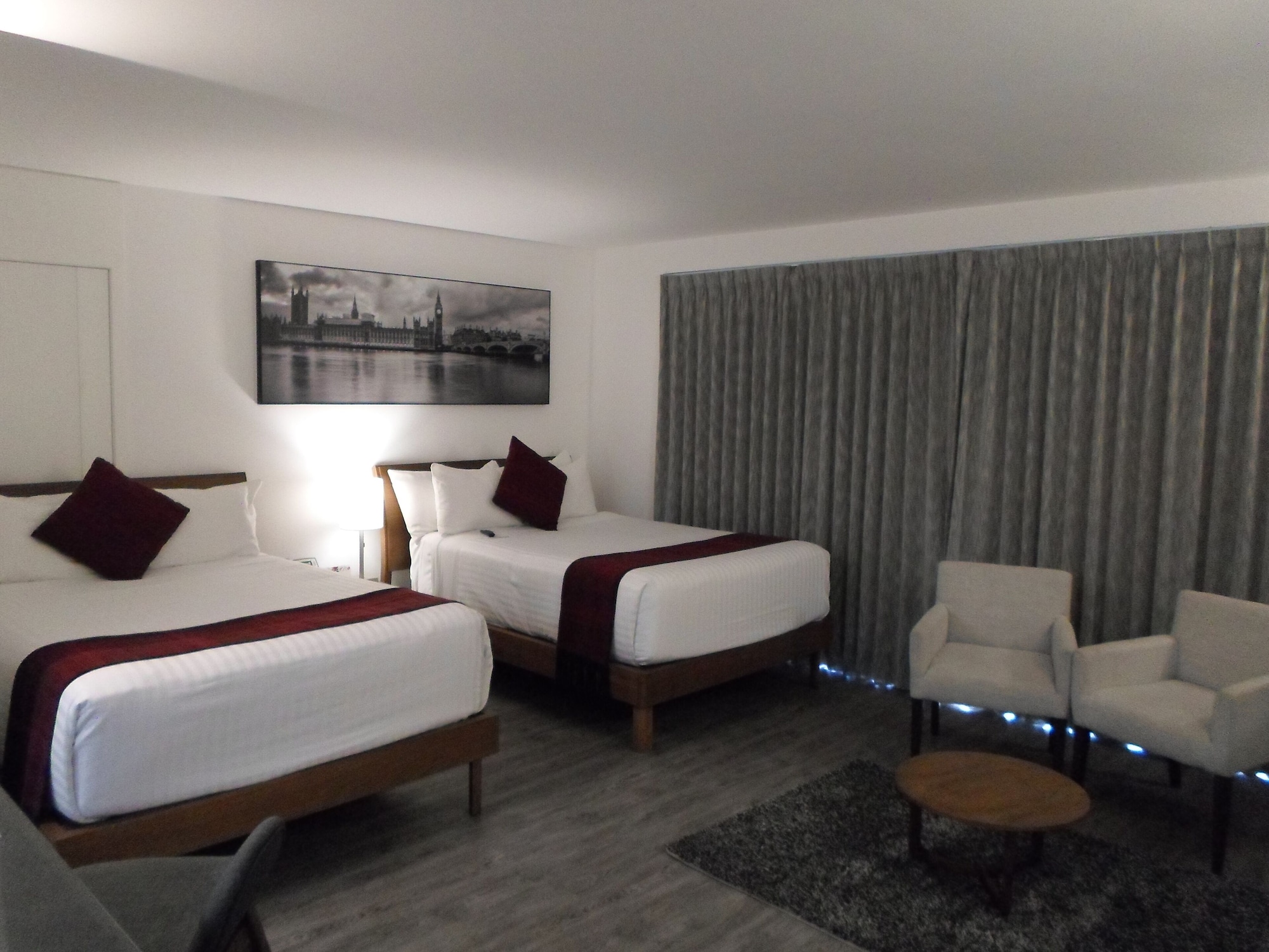 Deluxe, Suite, 2 Double Beds 5/10