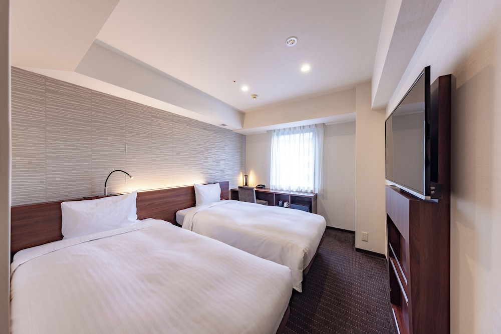 Compact, Twin Beds, Smoking