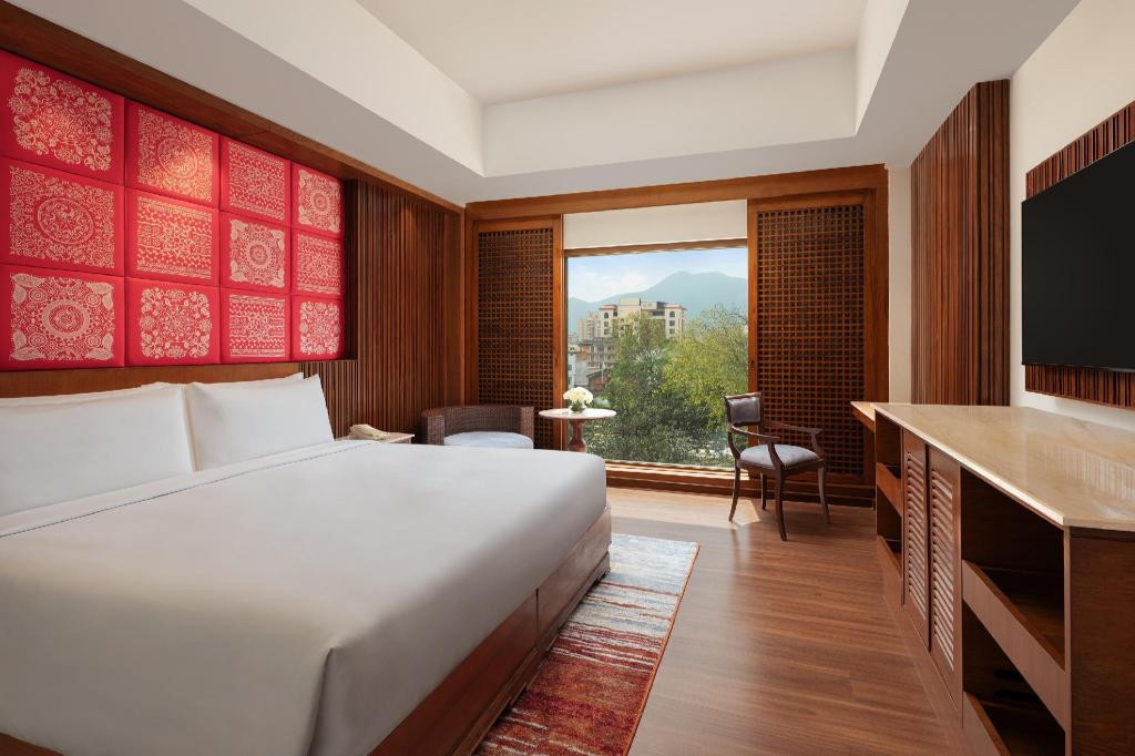 Executive, Suite, King Bed, Garden View, Club Lounge Access