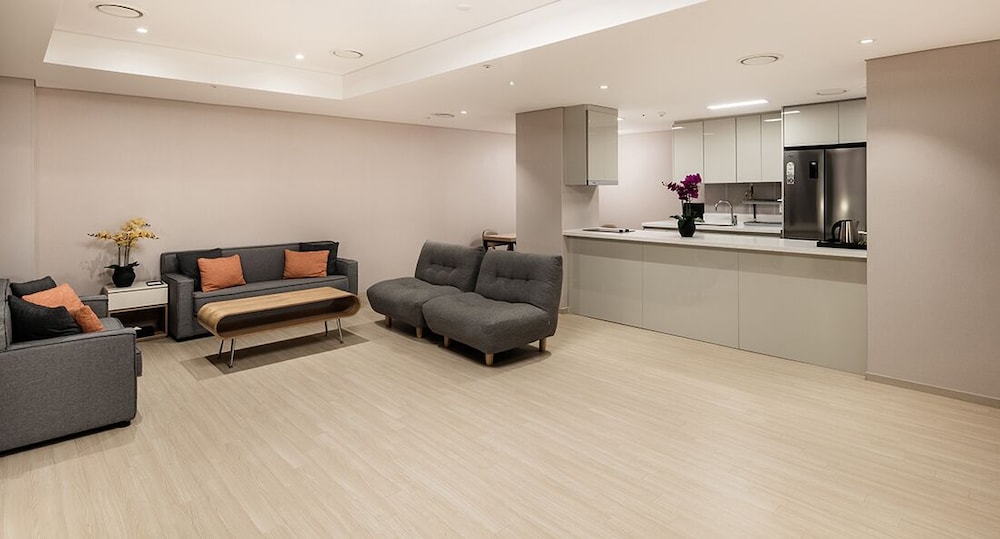 Golden Tulip Incheon Airport Hotel and Suites 48/63