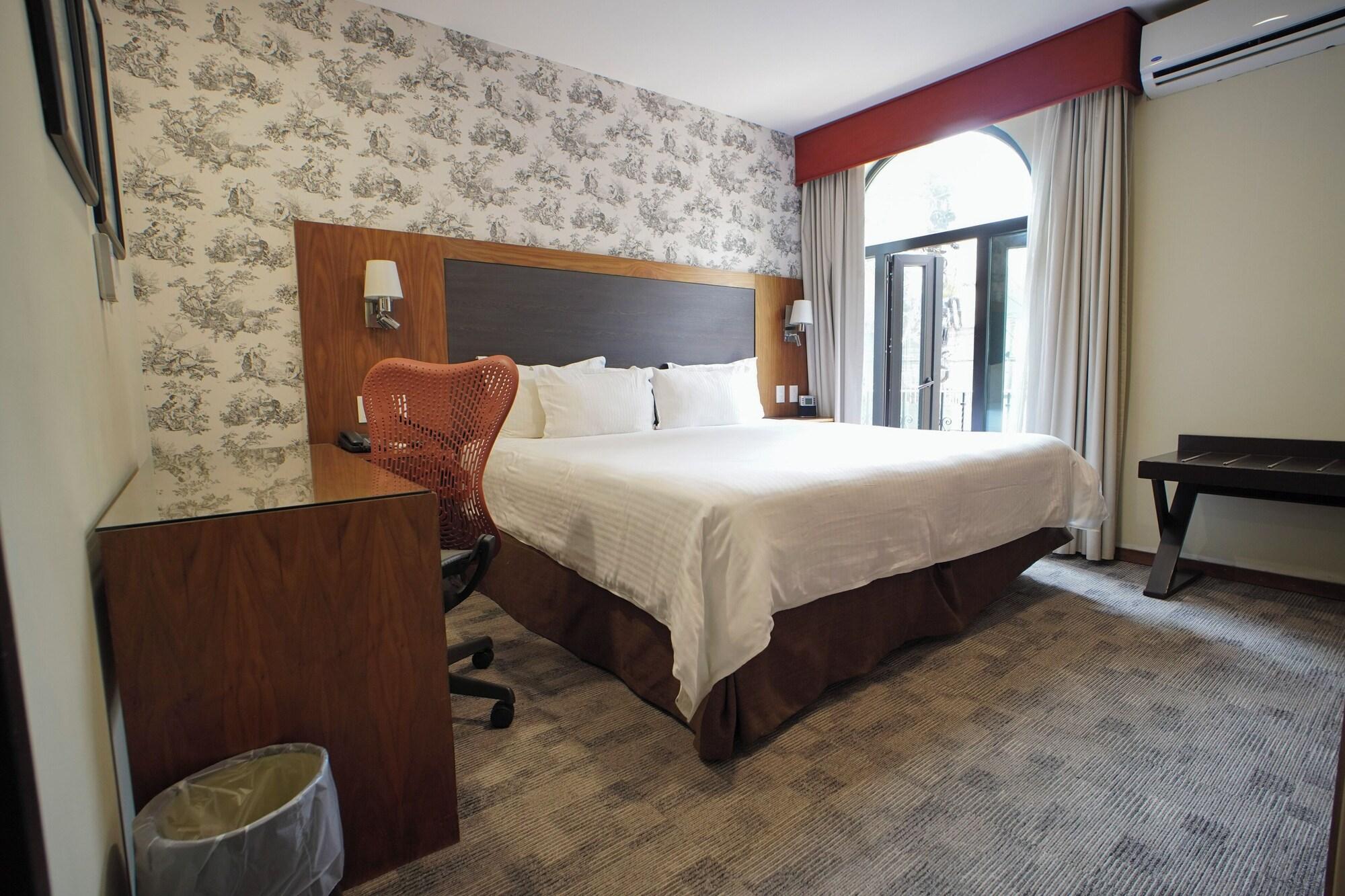 Deluxe, Studio, Suite