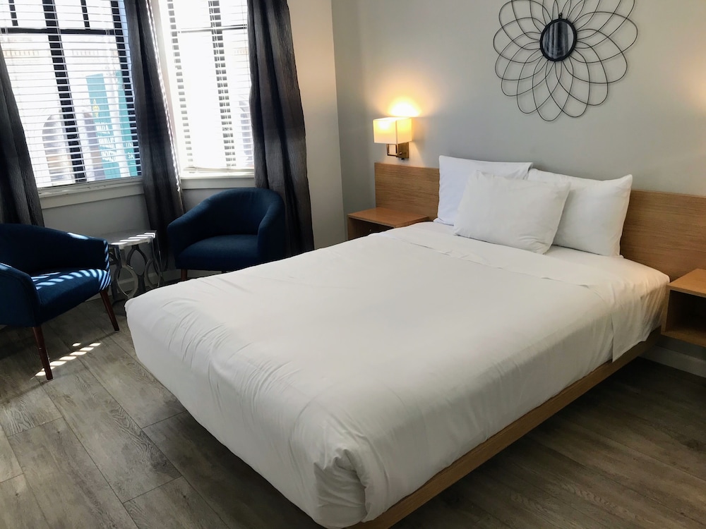 STANDARD, QUEEN BED