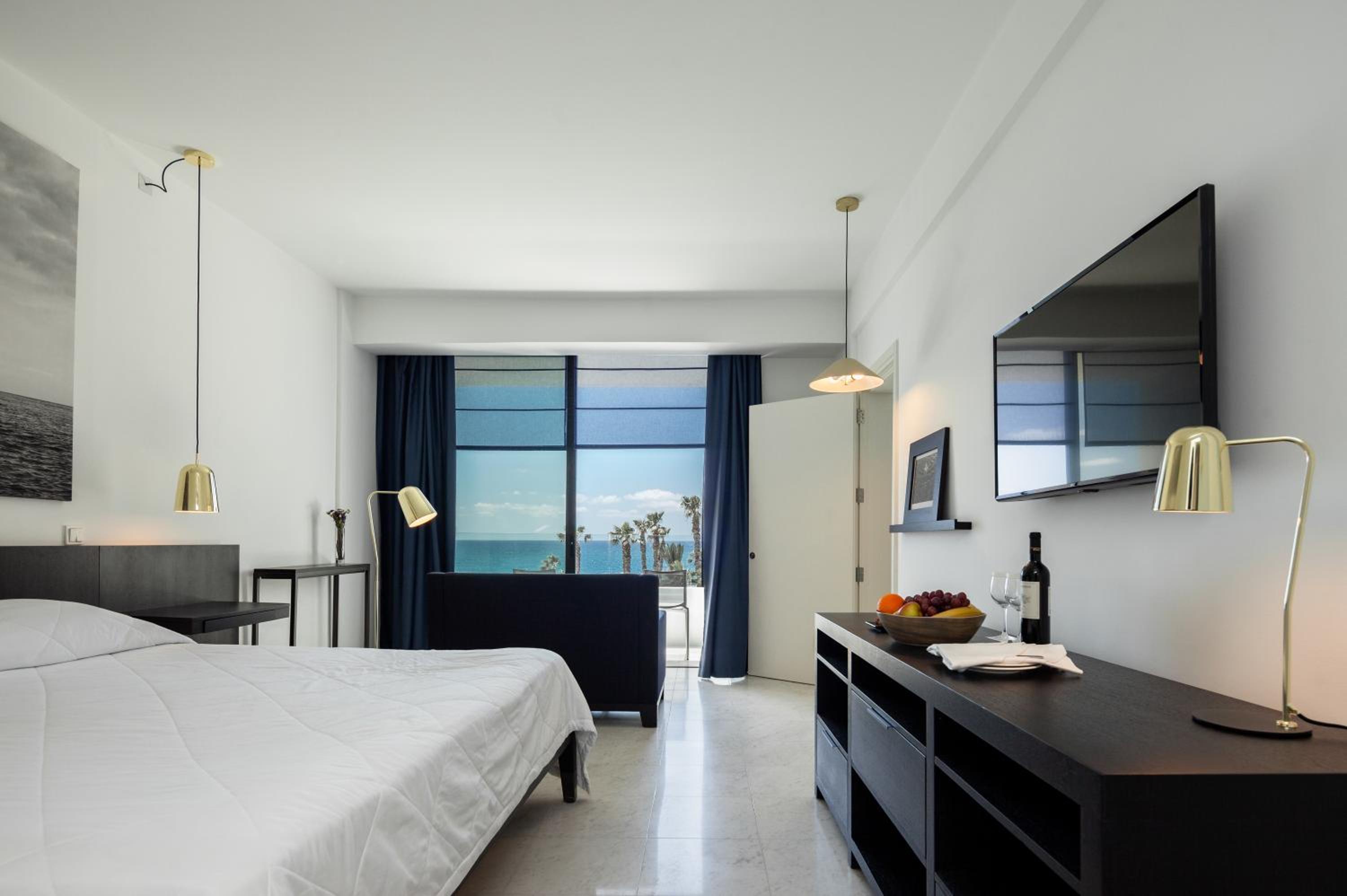 1 BEDROOM, SUITE