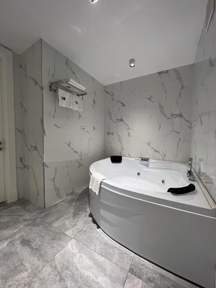 LUXURY, SUITE