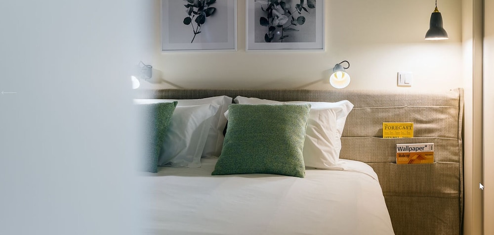 Three House Hotel 8/41