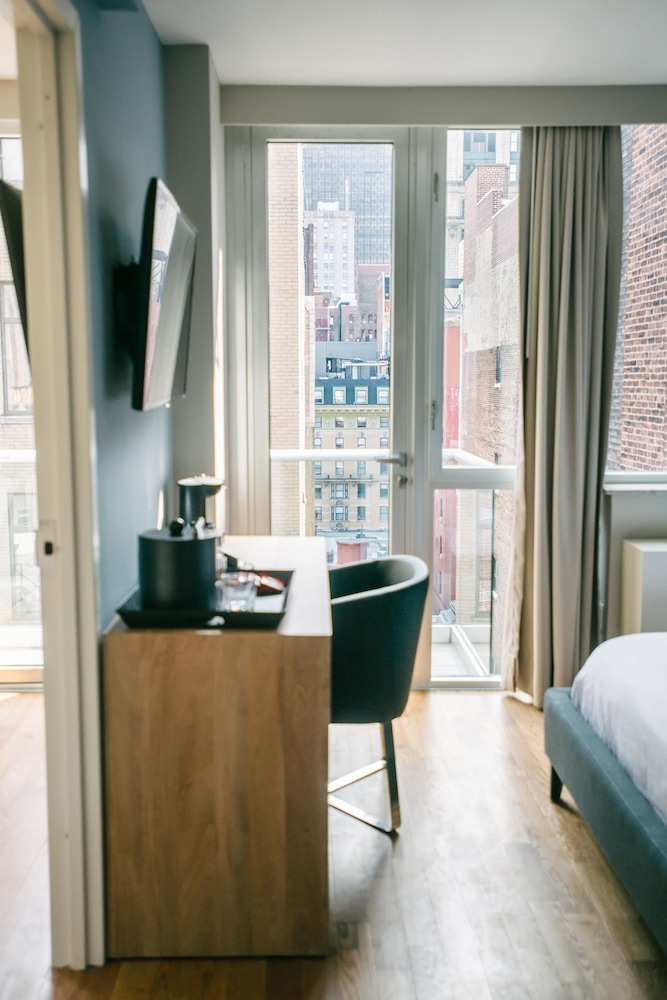 Hotel 32 32 8/78