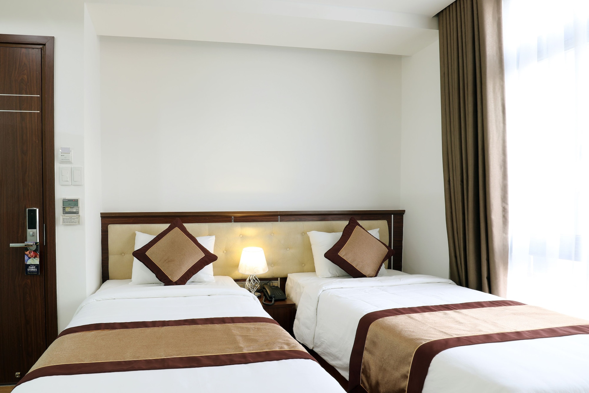 DELUXE, TWIN BEDS, STREET VIEW