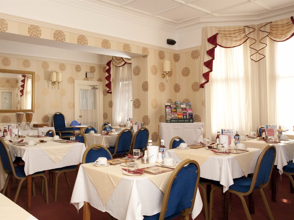 Denewood Hotel - Guest Accomodation 39/48