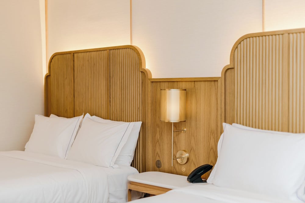 STANDARD, 2 QUEEN BEDS