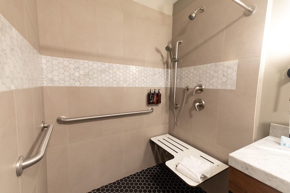 جناح بسرير كينج مع أريكة لذوي الإعاقة، Oxford Suites Paso Robles 5/5
