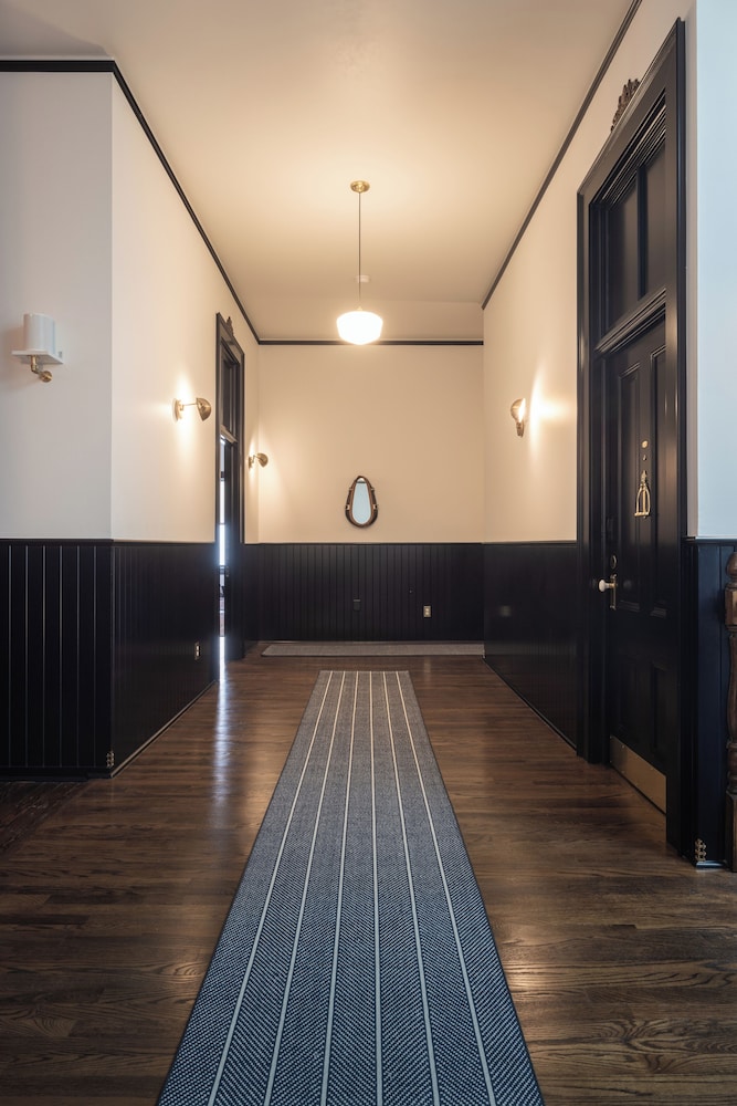 The Weinhard Hotel 24/44