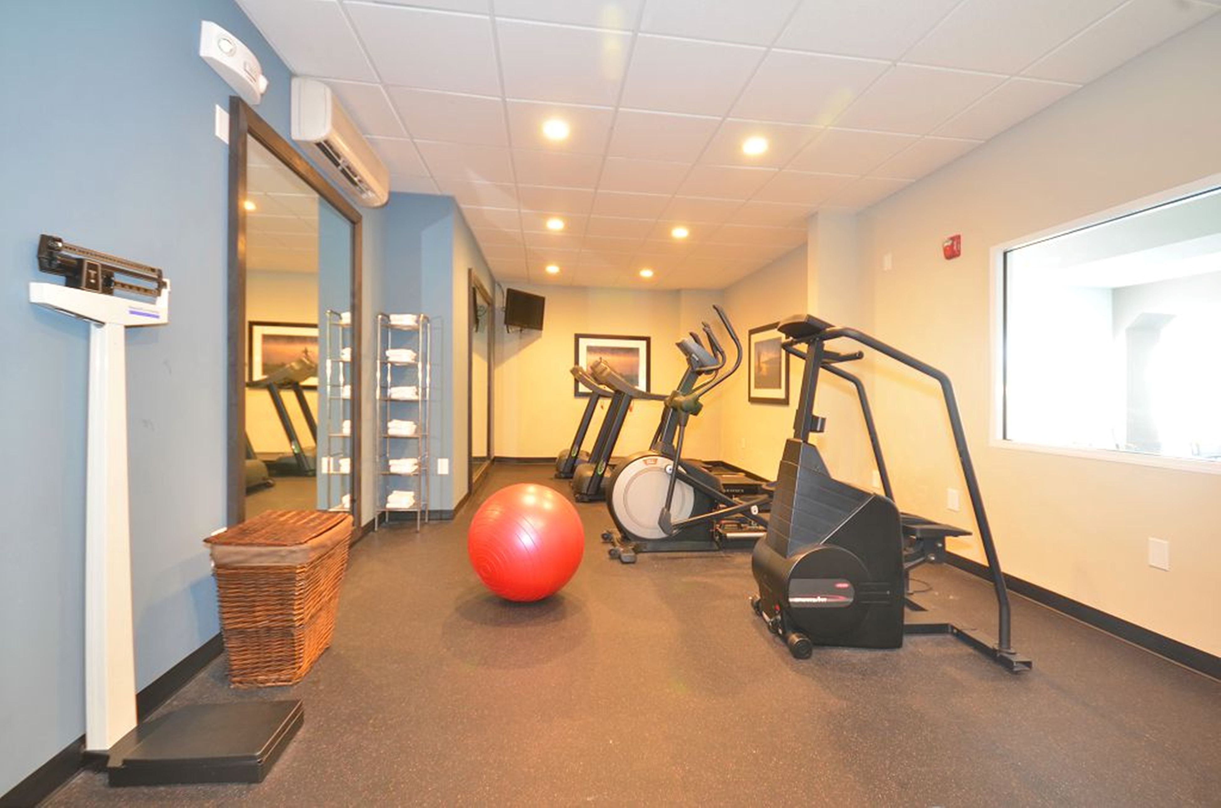 Holiday Inn Express Hotel And Suites Farmington 47/63