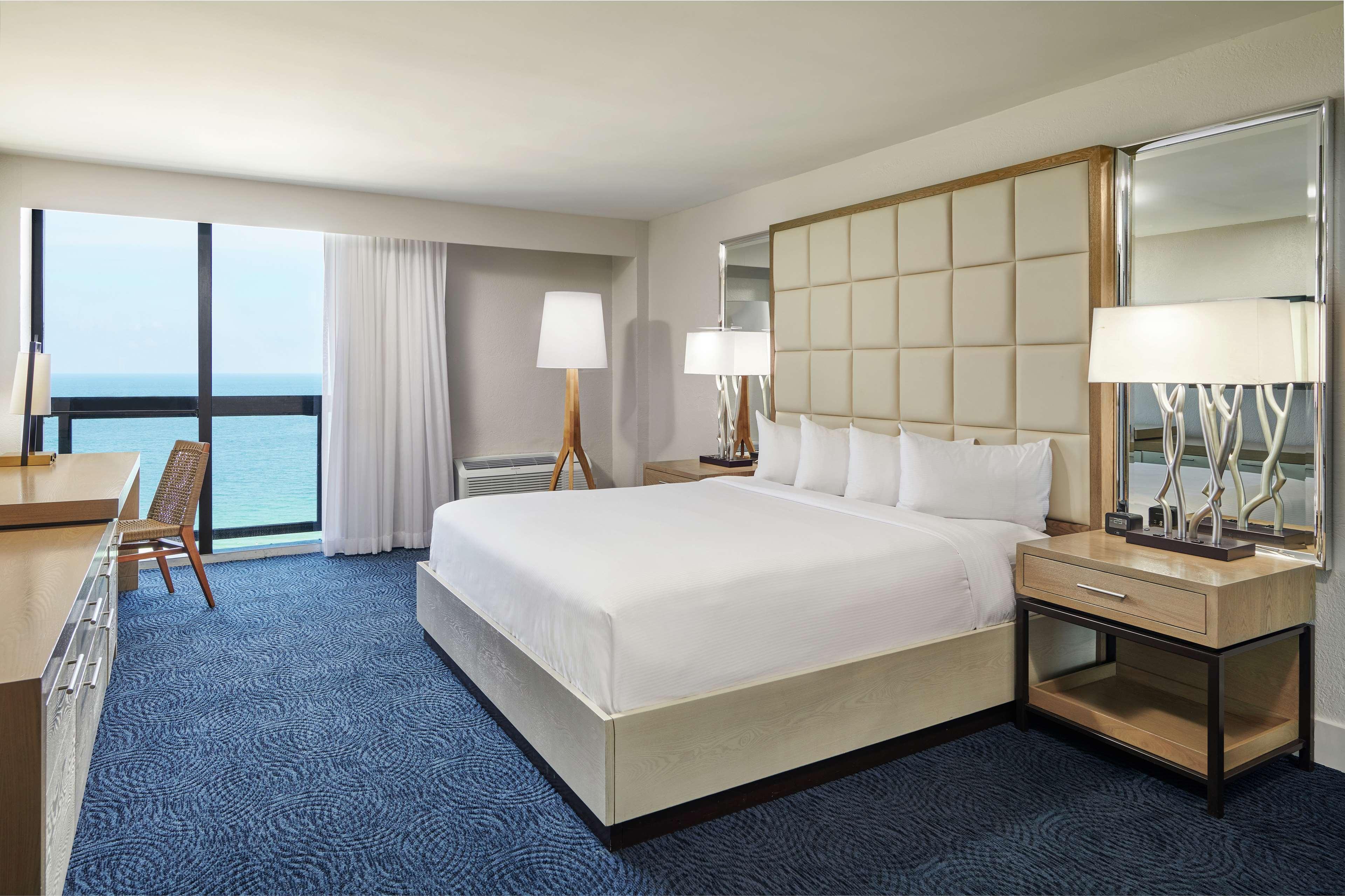 ROOM, KING BED, OCEAN FRONT, FRENCH BALCONY