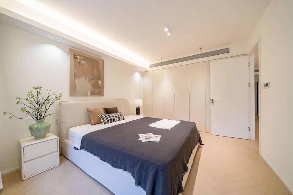 2 Bedrooms, Senior, Apartment, 1 Queen and 1 Double Bed، Book and Bed-People's Square 5/8