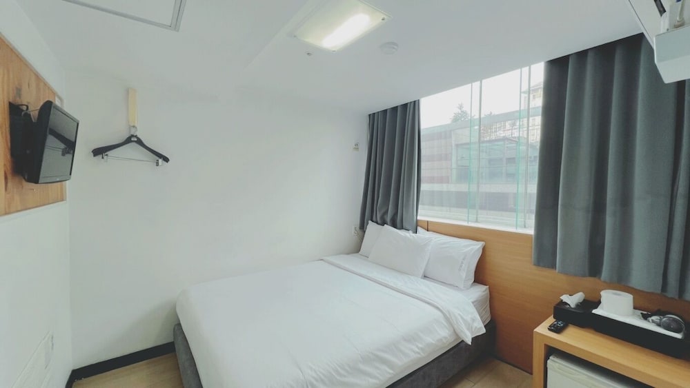 ROOM, DOUBLE BED
