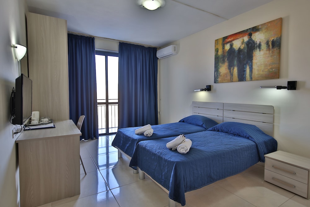 غرفة بسريرين منفصلين بإطلالة على البحر، Relax Inn Hotel 2/8