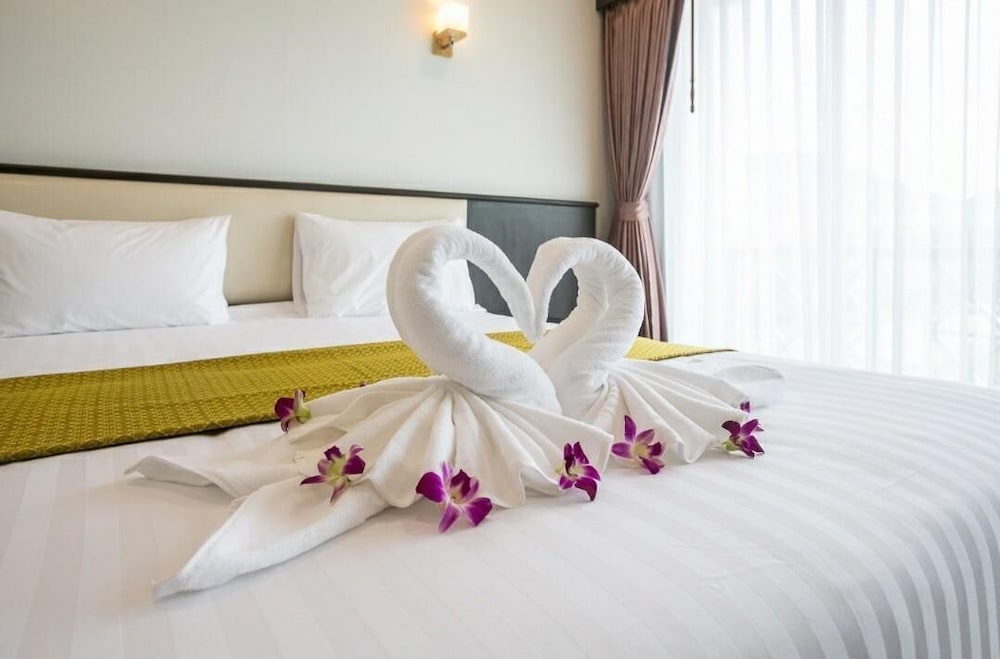 Swan Lake Hotel Sattahip 12/23