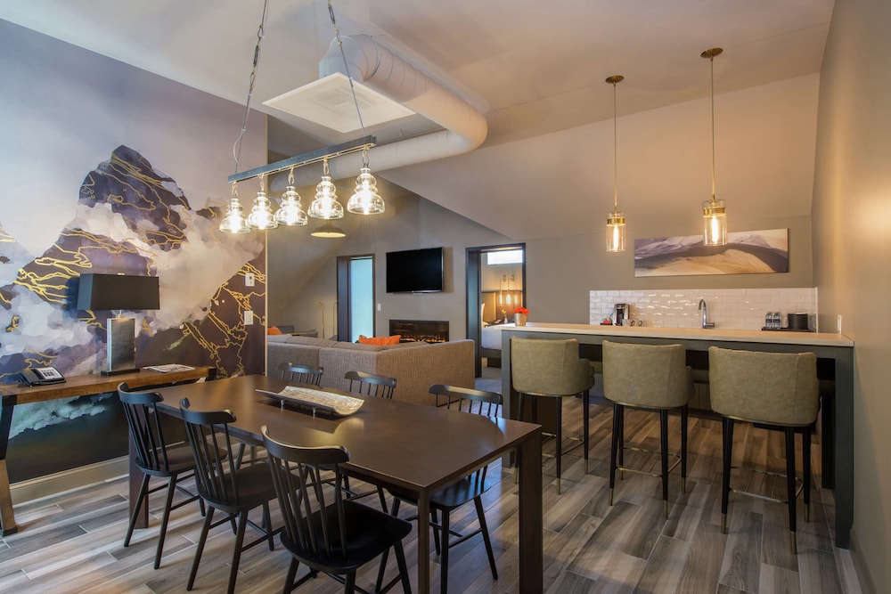 Hotel Saranac Curio Collection By Hilton 52/63