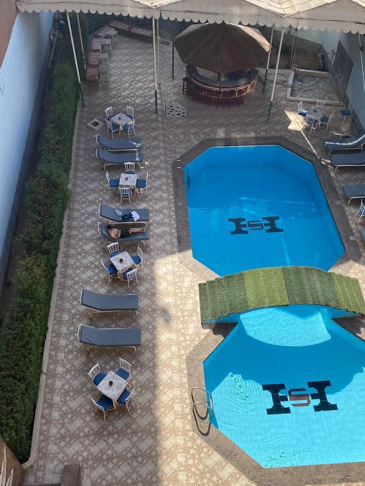 Shady Hotel 27/48