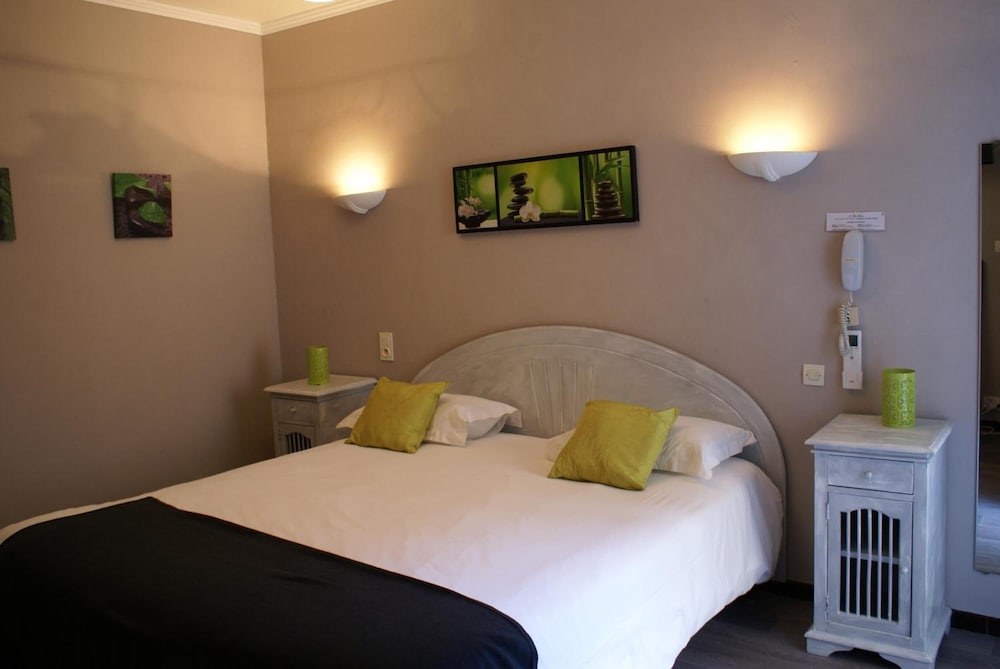 HOTEL LE PETIT MANOIR REST. LA TONNELLE 10/27
