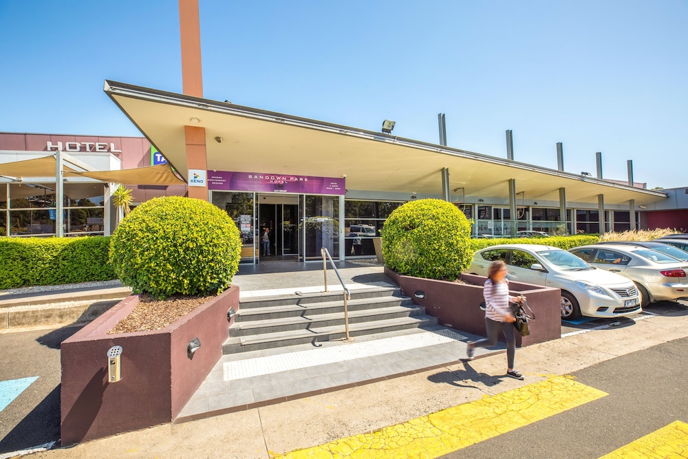 Sandown Park Hotel 35/42