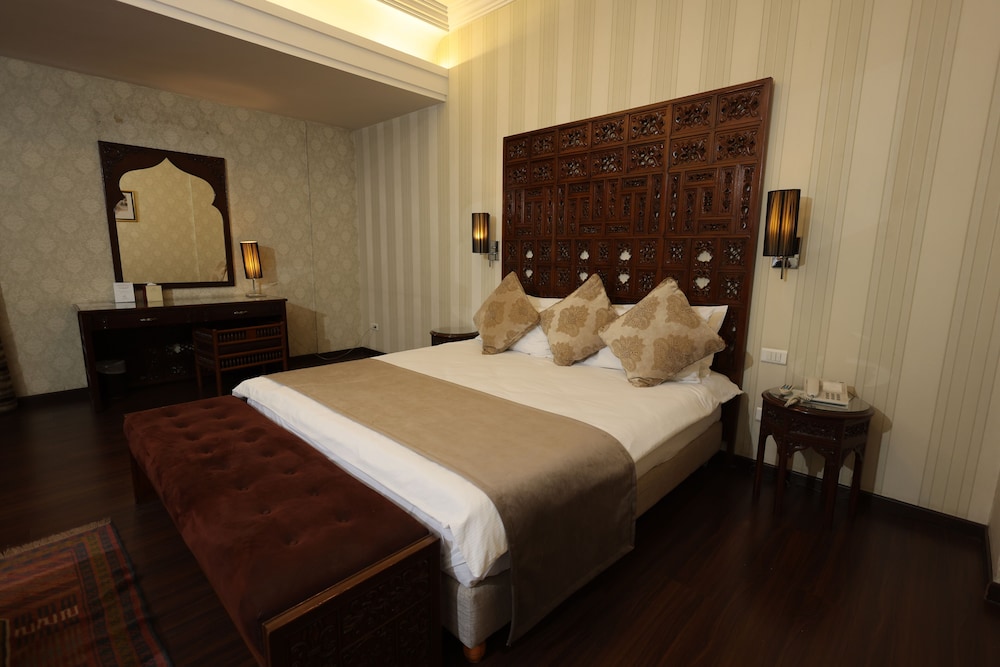 Honeymoon, Suite, Queen Bed, Mountain View, Balcony, CHTAURA PARK HOTEL 2/3