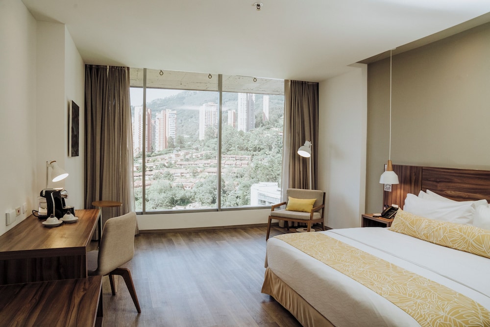 EXECUTIVE, QUEEN BED