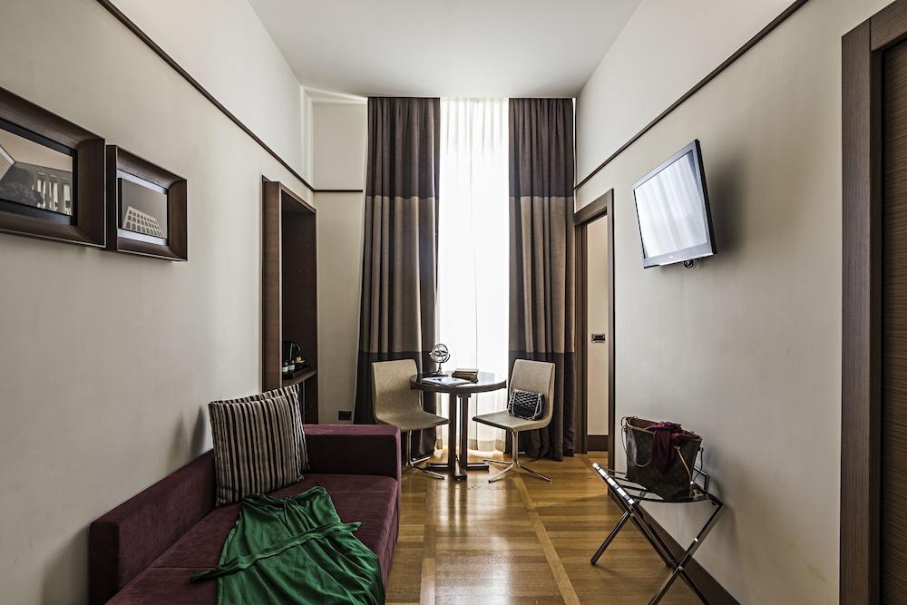 The Independent Hotel 40/62