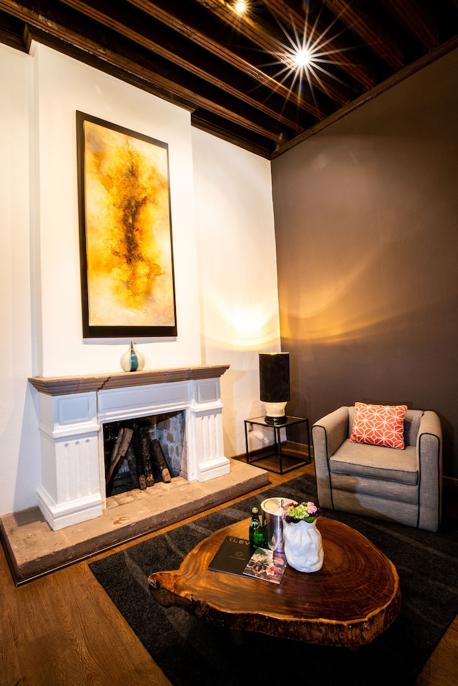 Meson de Santa Rosa Luxury Hotel 45/70