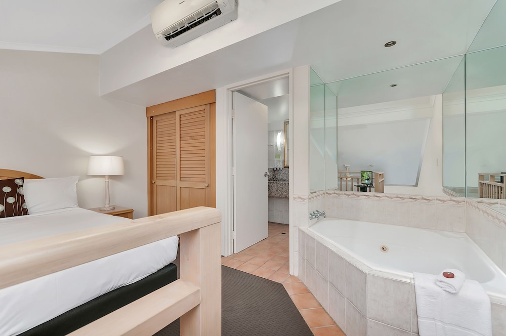Mercure Cairns 26/64