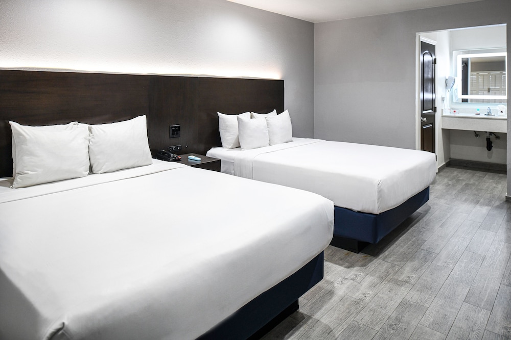 Hollywood Inn Express LAX 18/35