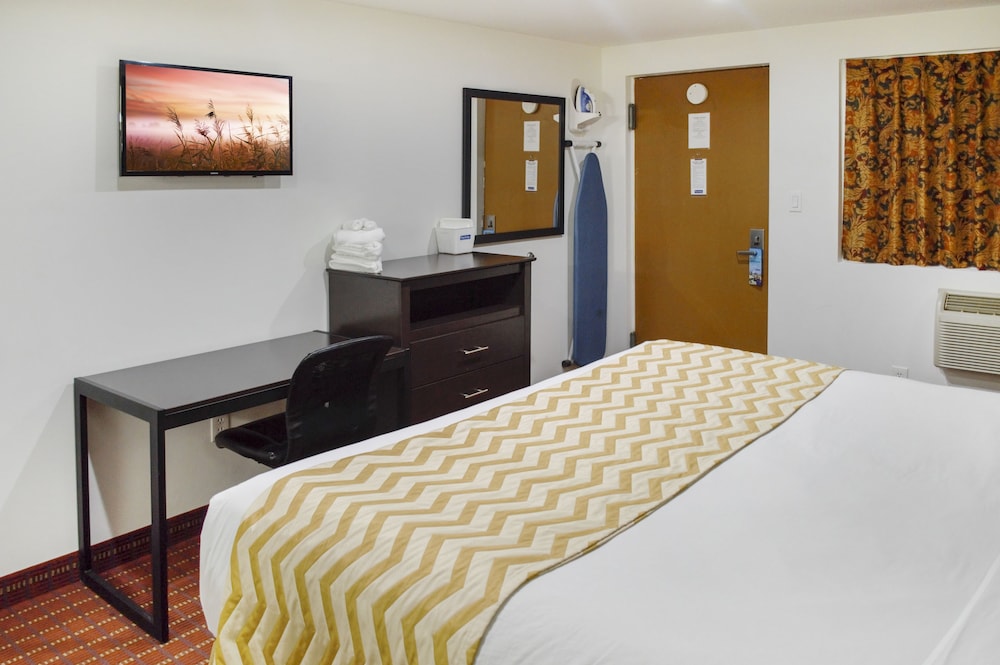 Travelodge by Wyndham Manhasset 11/28