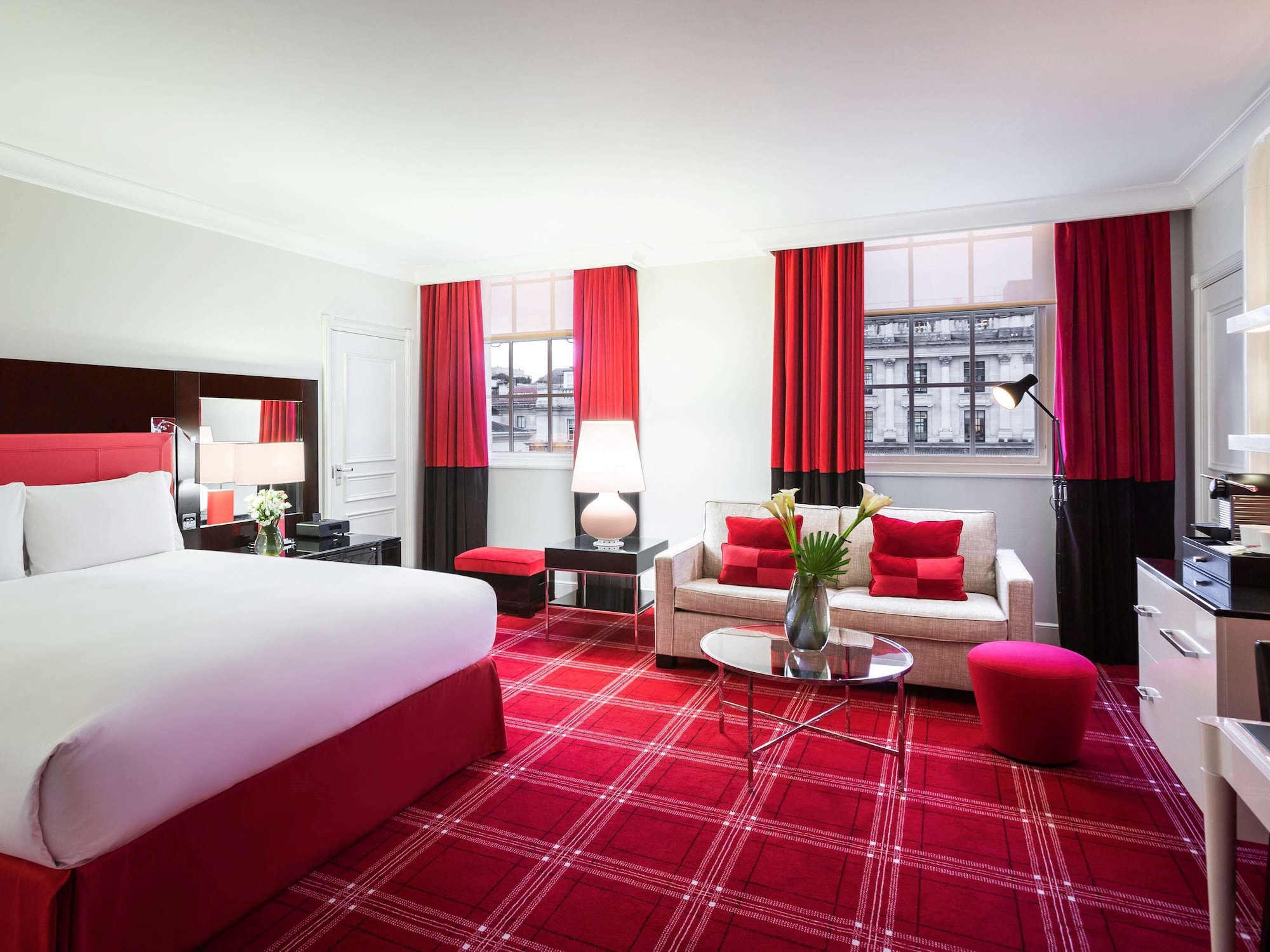 JUNIOR SUITE, KING BED, WATERLOO PLACE VIEW, LIVING AREA