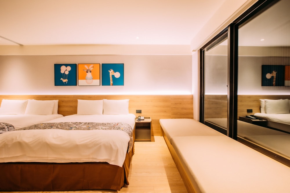 DELUXE, QUADRUPLE, 2 DOUBLE BEDS, BATHTUB
