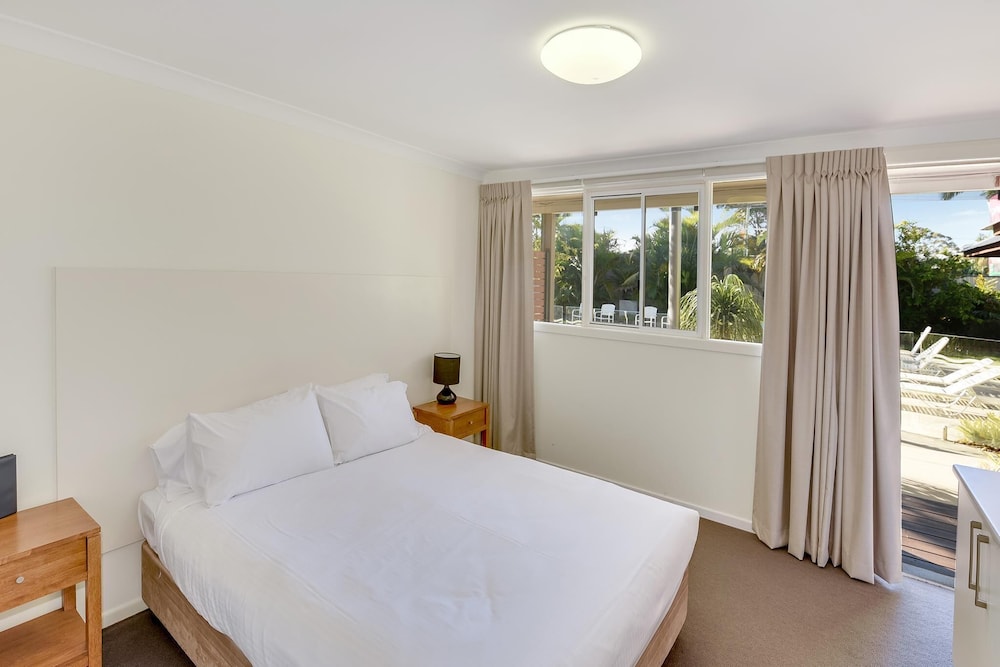 STUDIO, QUEEN BED
