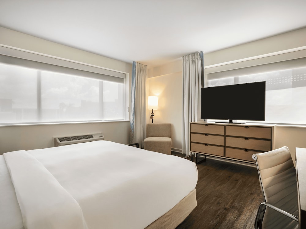 ROOM, KING BED, CORNER, ACCESSIBLE